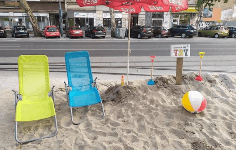 BEOGRAD DOBIO JOŠ JEDNU PLAŽU I TO USRED DORĆOLA: Pesak i suncobrani u CARA DUŠANA! (FOTO)